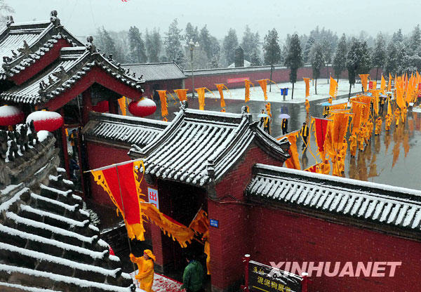 2月26日，参加祭祀大典的仪仗队进入太昊陵。