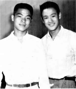 1956年，李小龙与师兄张卓庆合影
