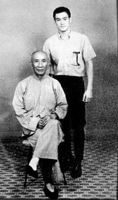 1958年，李小龙与咏春拳宗师叶问合影